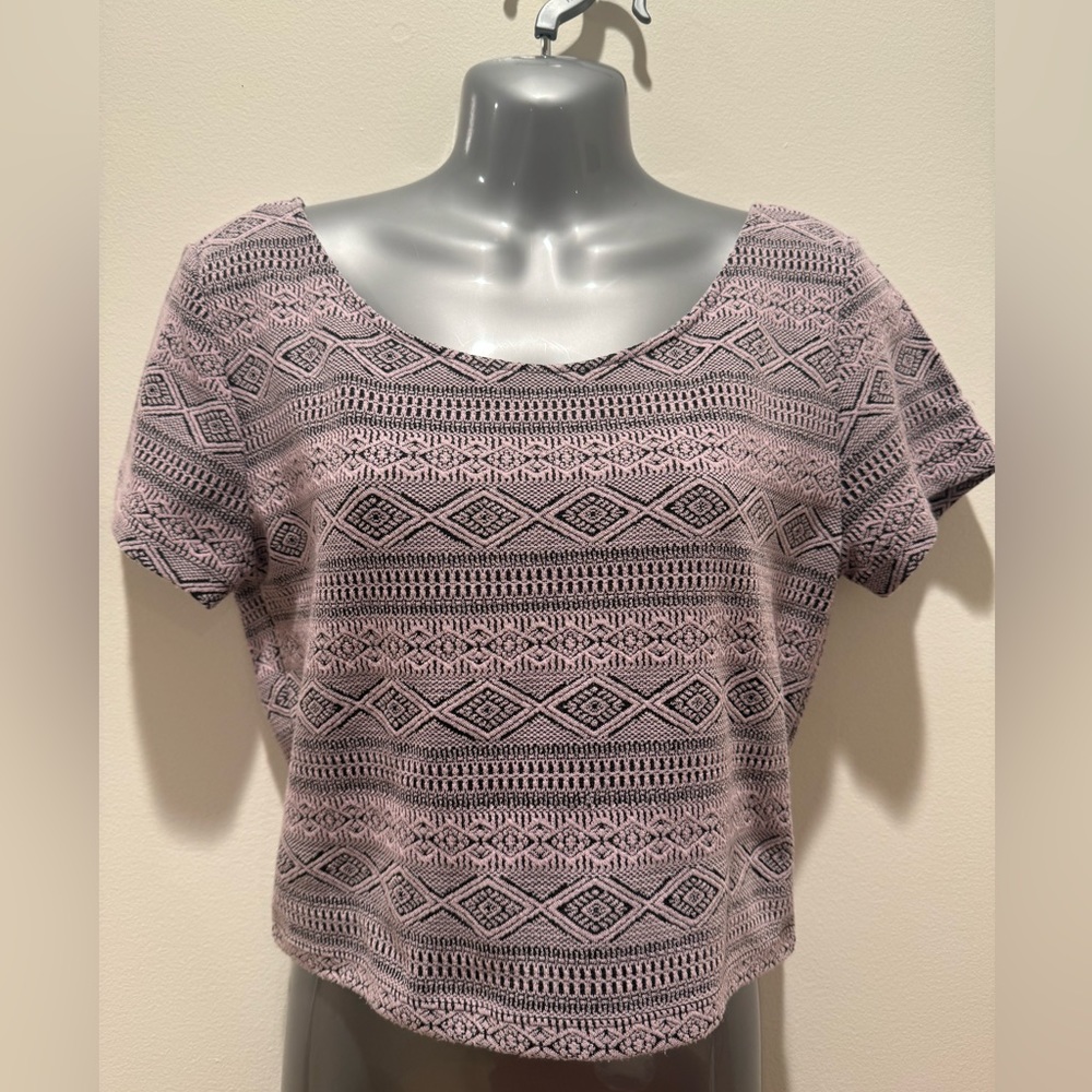 🔥 FLASH SALE H&M crop top Women’s large, like new condition.